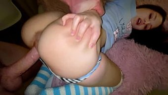 Üvey Baba, Minyon Genç Kızın Güzel Amına Olan Arzusunu Tatmin Ediyor