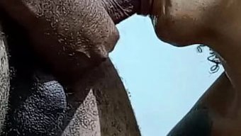 Bir Müşteri, Boynuzlu Bir Adamın Gözlemlediği Gibi Bir Kadını Yiyerek Fetişini Gerçekleştiriyor