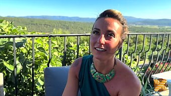 Pam, Güzel Arkadaşı Ashley Ile Dostça Bir Üçlü Yapıyor.