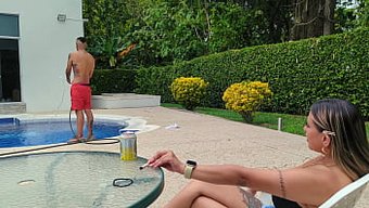 Küçük Dik Göğüslü Kolombiyalı Güzellik, Patronundan Yüzüne Ve Anal Seks Alıyor.