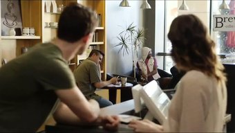 Ashlynn Yennie'Nin Itaatkar Tarafı Bu Bağlama Koleksiyonunda Sergileniyor