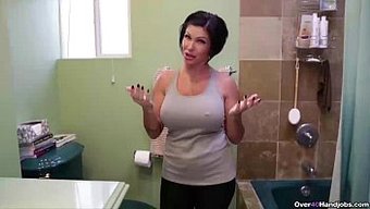 Göğüslü Milf, Pov Perspektifinde El Işi Yapıyor