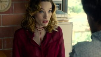 Avustralyalı Güzellik Sophie Lowe, Duygusal Bir Kelebek Temalı Videoda