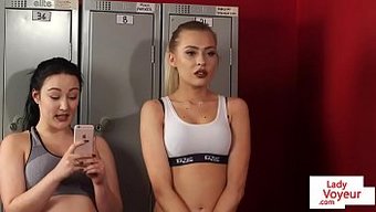 Ingiliz Femdom Bebek, Şeker Bebeğini Küçük Düşürüyor Ve Domine Ediyor