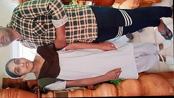 Genç Hintli Sevgililer, Dersten Sonra Mutfakta Birbirlerini Keşfediyorlar