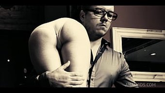 Berlin Güzeli, Yaramaz Olduğu Için Rus Babası Tarafından Cezalandırılıyor.