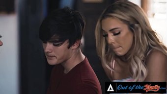 Göğüsleri Dolgun Milf, Üvey Oğlu Ve Onun Arkadaşıyla Ateşli Bir Sahnede Seks Yapmaya Yanıp Tutuşuyor.