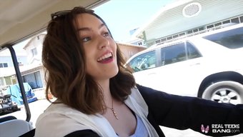 Colorado'Dan Genç Bir Yetişkin Olan Freya Parker, Seçmeler Sırasında Yetişkin Eğlence Endüstrisindeki Çıkışını Yaşıyor. Bu Video, Etkileyici Fiziğini Ve Büyüleyici Performansını Sergiliyor