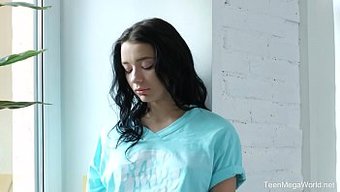 Emily Bender, Sert Bir Yarakla Yoğun Anal Eylemden Zevk Alıyor