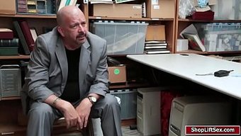 Ariel Mcgwire'In Sert Bir Alışveriş Merkezi Güvenlik Görevlisiyle Cesur Kaçamağı