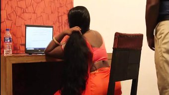 Hintli Patron Sekreter, Karısı Tarafından Şeffaf Saree Ile Beceriliyor