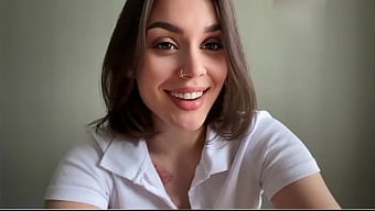 Güzel Kız Bu Amatör Videoda Işiyor Ve Yüzüne Boşalıyor.