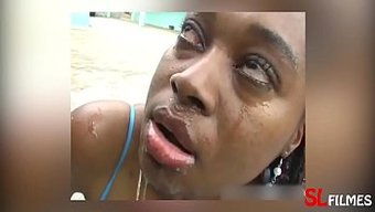 Brezilyalı Amatör Ed J.'Nin Büyük Penisine Sakso Çekiyor