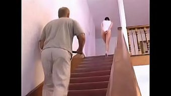 Olgun Adam Ve Genç Bayan Cinsel Aktiviteye Giriyorlar