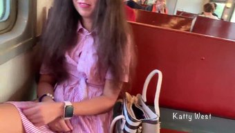 18 Yaşındaki Bir Kız Trende Külotunu Çıkardı Ve Halka Açık Bir Yerde Bir Yabancıya El Işi Yaptı.