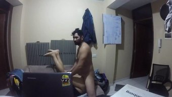 Duygusal Desi, Kocası Yokken Büyük Bir Siyah Yarrağın Cazibesine Kapılır