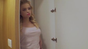 Genç Bebek Sıkı Poposunu Büyük Yarrağıyla Geriyor