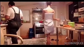 Esmer Yaşlı Adamı Web Kamerasında Oral Zevk Için Baştan Çıkarıyor