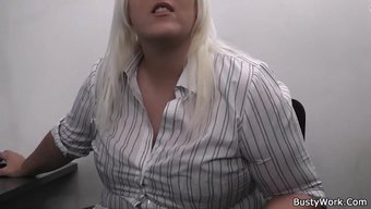 Büyük Popolu Bdsm: Kıvrımlı Sarışın Işyerinde Arkadan Sikişiyor