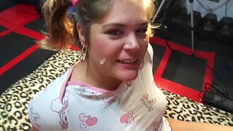 Ruby Reyes, Büyük Doğal Göğüslerin Yer Aldığı Maxxx Loadz Amatör Hardcore Videosunda Ilk Yüzüne Boşalma Deneyimliyor.