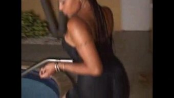 Duygusal Bir Yatak Odasında Siyah Güzellik