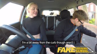 Sahte Bir Sürüş Okulu Dersi, Küçük Sarışın Bir Kızla Sıcak Ve Buharlı Bir Sahneye Dönüşüyor, O Da Fışkırıyor Ve Kremalı Bir Final Alıyor.