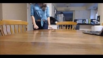 Genç Genç Kız, Solo Bir Videoda Web Kamerasında Cinselliğini Keşfediyor