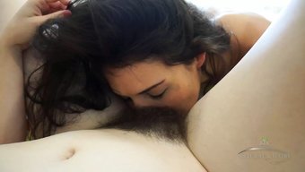 Azgın Lezbiyenler Izzy Champayne Ve Lara Brookes, Birbirlerinin Tüysüz Özel Bölgelerini Parmaklayarak Kendilerini Şımartıyorlar