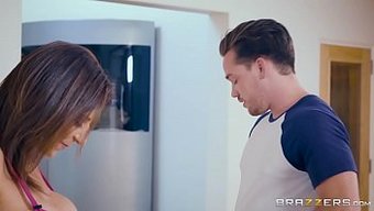 Kirli Milf Sara Jay, Oğlunun Arkadaşı Tarafından Sakso Çekiyor Ve Sikişiyor