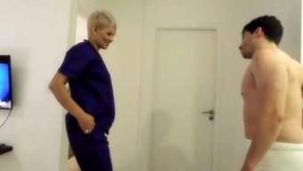 Pornostar Büyük Yarrağı Ve Anal Seksle Terapiyi Dolduruyor