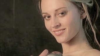 Dolgun Dişi Kediyle Duygusal Bir Solo Duş Seansı