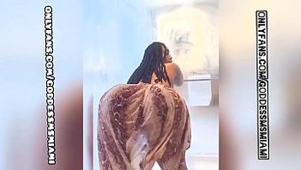 Bakire Genç, Duşta Ayak Fetişiyle Twerk Yapıyor