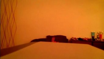 Jassi'Nin Avrupa Kökenli Ve Esmer Güzelliği Bu Sert Solo Sahnede Parlıyor