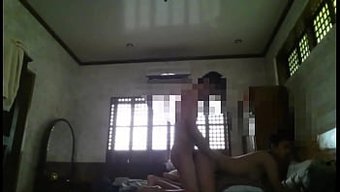 Endonezyalı Öğrenci Şiddetle Nüfuz Ediliyor Ve Hemen Boşalıyor