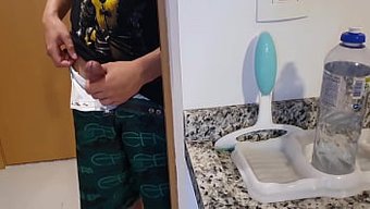 Bir Porno Yıldızıyla Mutfakta Derin Boğaz Ve Anal Eylem