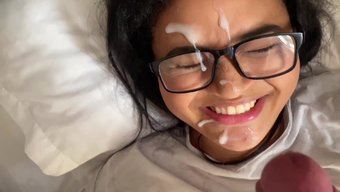 Güzel Genç Amatör, Büyük Penis Sevenlere Harika Blowjoblar Ve Yüz Boşalmaları Yapıyor