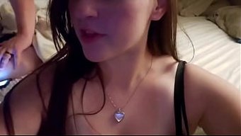 Erkek Arkadaşımın Iş Arkadaşı Beni Baştan Çıkarıyor Ve Onun Önünde Seks Yapıyoruz.