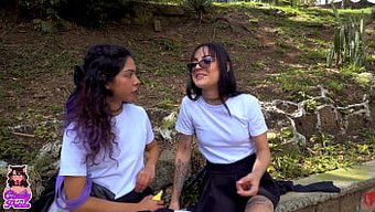 Bir Grup Öğrenci, Bir Okul Partisi Sırasında Eğleniyor Ve Bazı Eğlenceli Aktivitelerle Meşgul Oluyor.