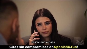 Seksi Bir Esmer, 3 Kadın Ve Bir Adam Sahnesinde Sıcak Ve Tutkulu Bir Seks Yapıyor.