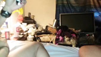 Büyük Memeli Ve Ağzı Olan Harika Yetenekleri Olan Ateşli Kadın, Cinsel Bir Bağımlı.