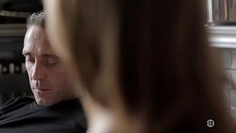 Lezbiyenler Tutkulu Öpüşme Sonrasında Grup Seksle Kendilerini Şımartıyorlar