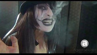 Büyük Doğal Göğüslere Sahip Gotik Bebekler Sigara Içerken Sallanıyorlar