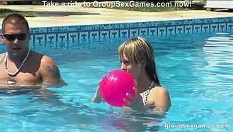 Grup Seks Ve Oyuncak Oyunuyla Vahşi Havuz Partisi