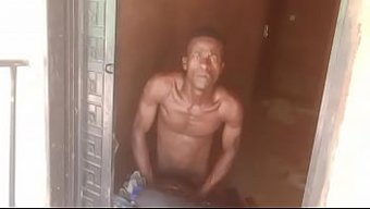 Küçük Popolu Bebek Yüzüne Boşalıyor