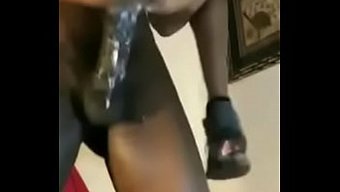 Büyük Siyah Yarrağın Siyah Amcığına Islak Ve Kremsi Sikişi