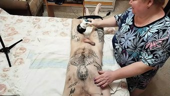 Annenin Çocuğu Duygusal Bir Masaj Ve Sürpriz Bir Orgazm Alıyor