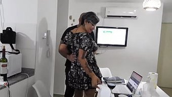 Evli Bir Kadın, Kocasını Beklerken Başka Bir Adamla Oral Seks Yapıyor