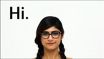 Genç Müslüman Güzellik Mia Khalifa, Baştan Çıkarıcı Bir Yakın Çekimde Tonlu Fiziğini Sergiliyor