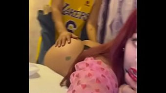 Otel Odasında Ariana Rabanal Anuel Tarafından Baştan Çıkarılan Yalnızdır.