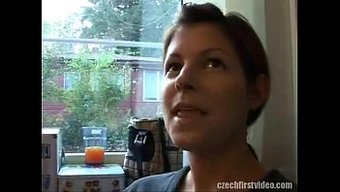 Lucie Theorodova'Nın Ilk Seçmeleri: Büyük Popolu Çek Güzeli